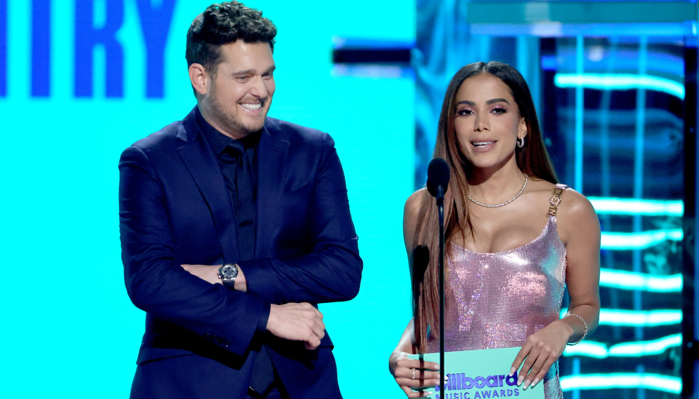 Anitta e Michael Bublé no Billboard Music Awards 2022
