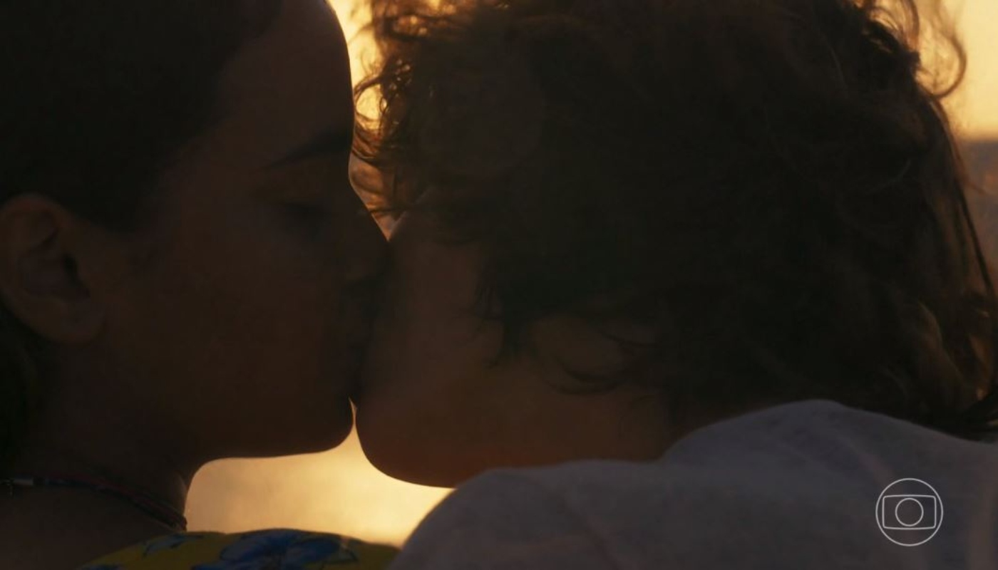 Primeiro beijo de Ari e Brisa em