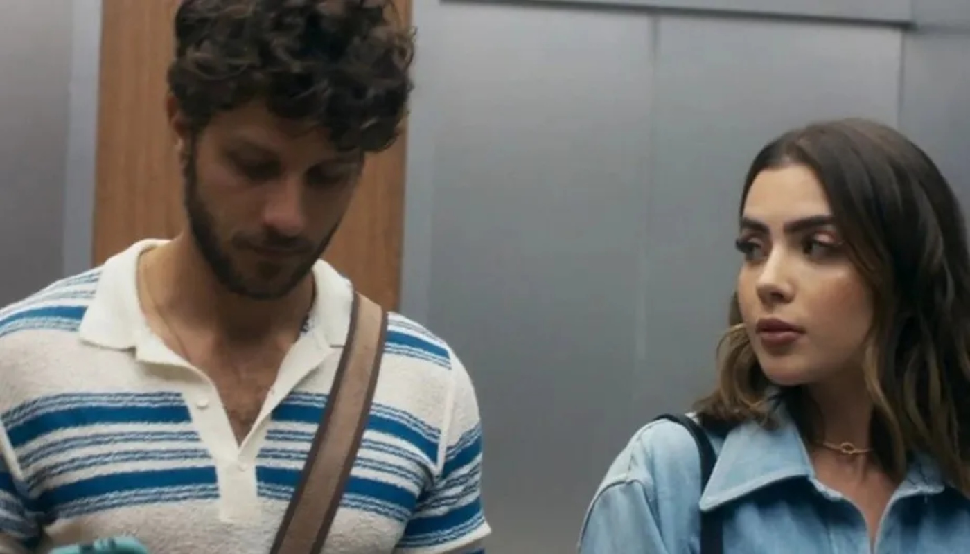 Ari (Chay Suede) e Chiara (Jade Picon) em
