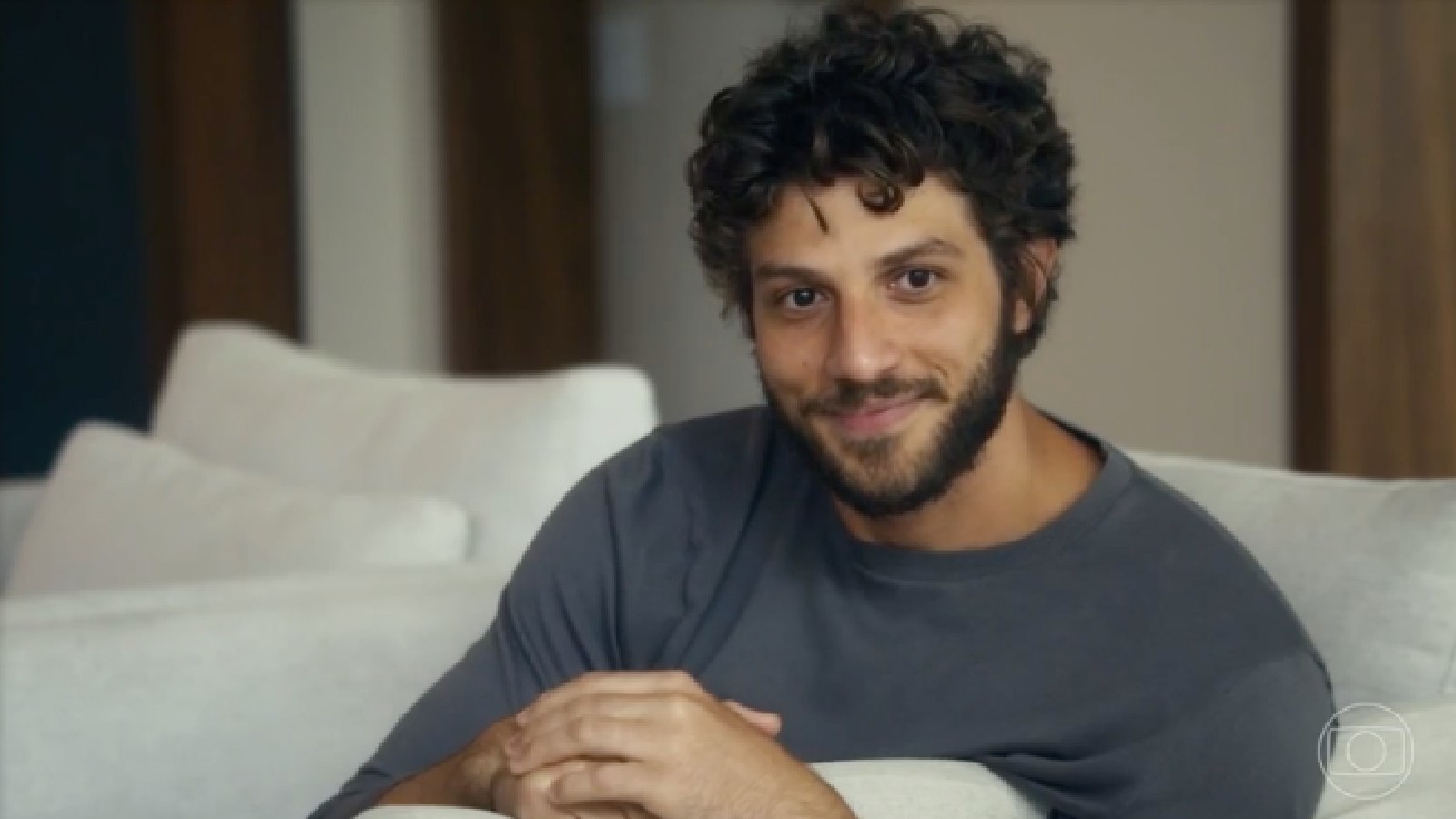 Ari (Chay Suede)