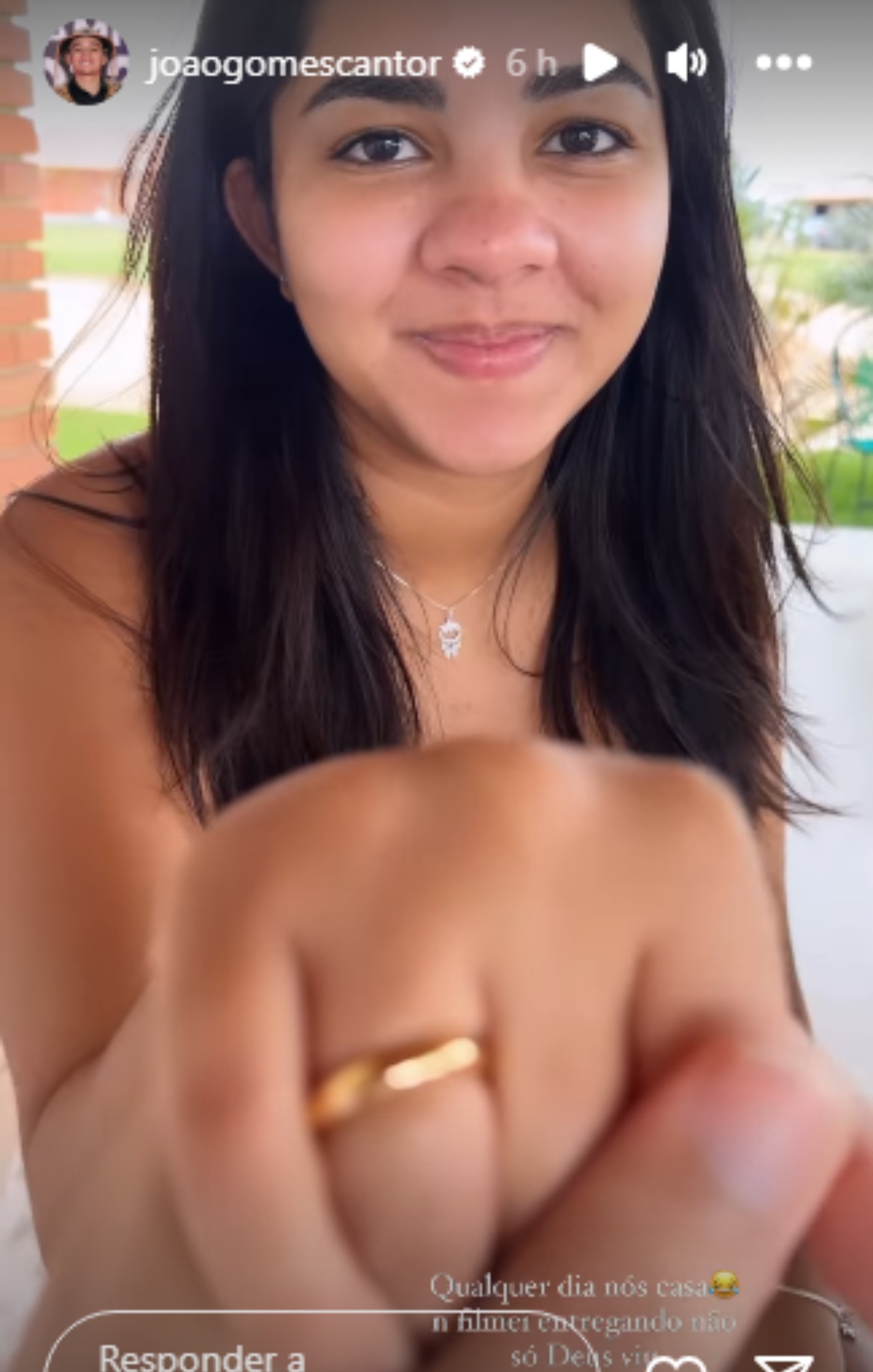 Ary Mirelle mostra aliança que ganhou de João Gomes