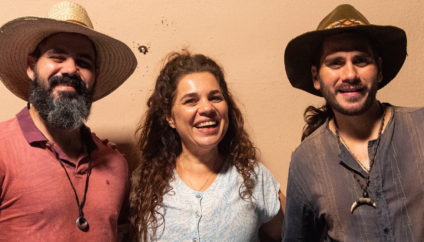 Os atores Juliano Cazarré, Isabel Teixeira e Gabriel Sater nos bastidores de