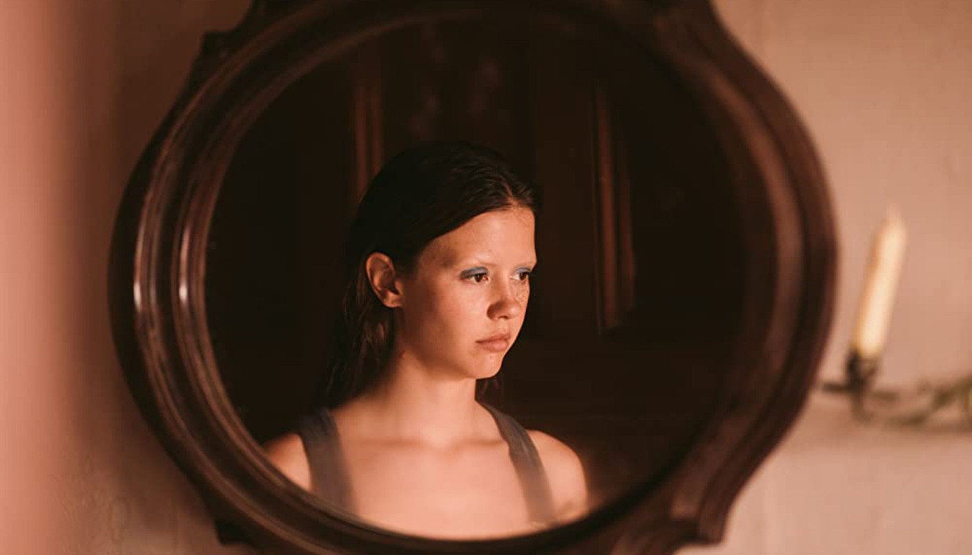 Mia Goth em