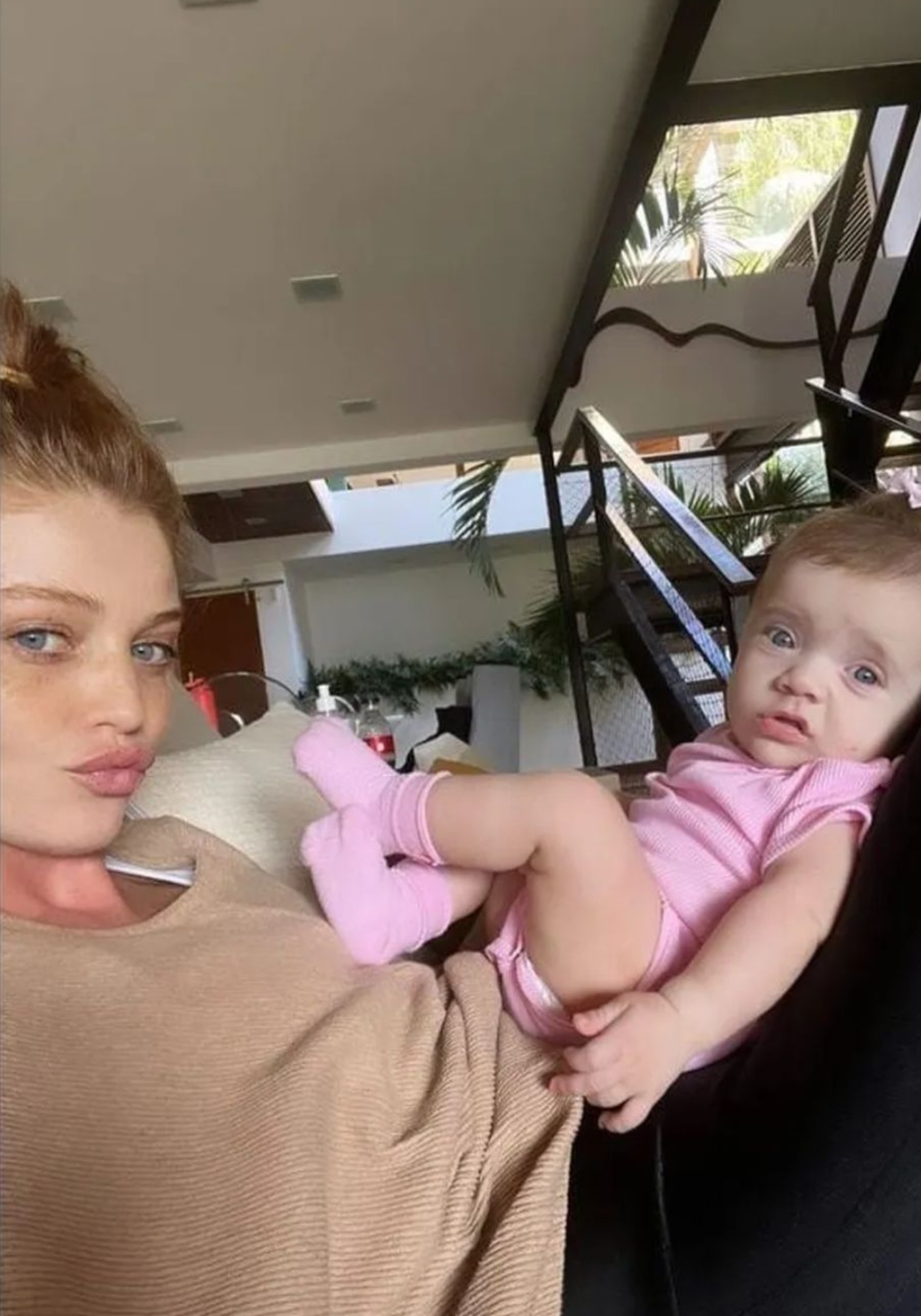 Aurora, filha de Cintia Dicker e Pedro Scooby