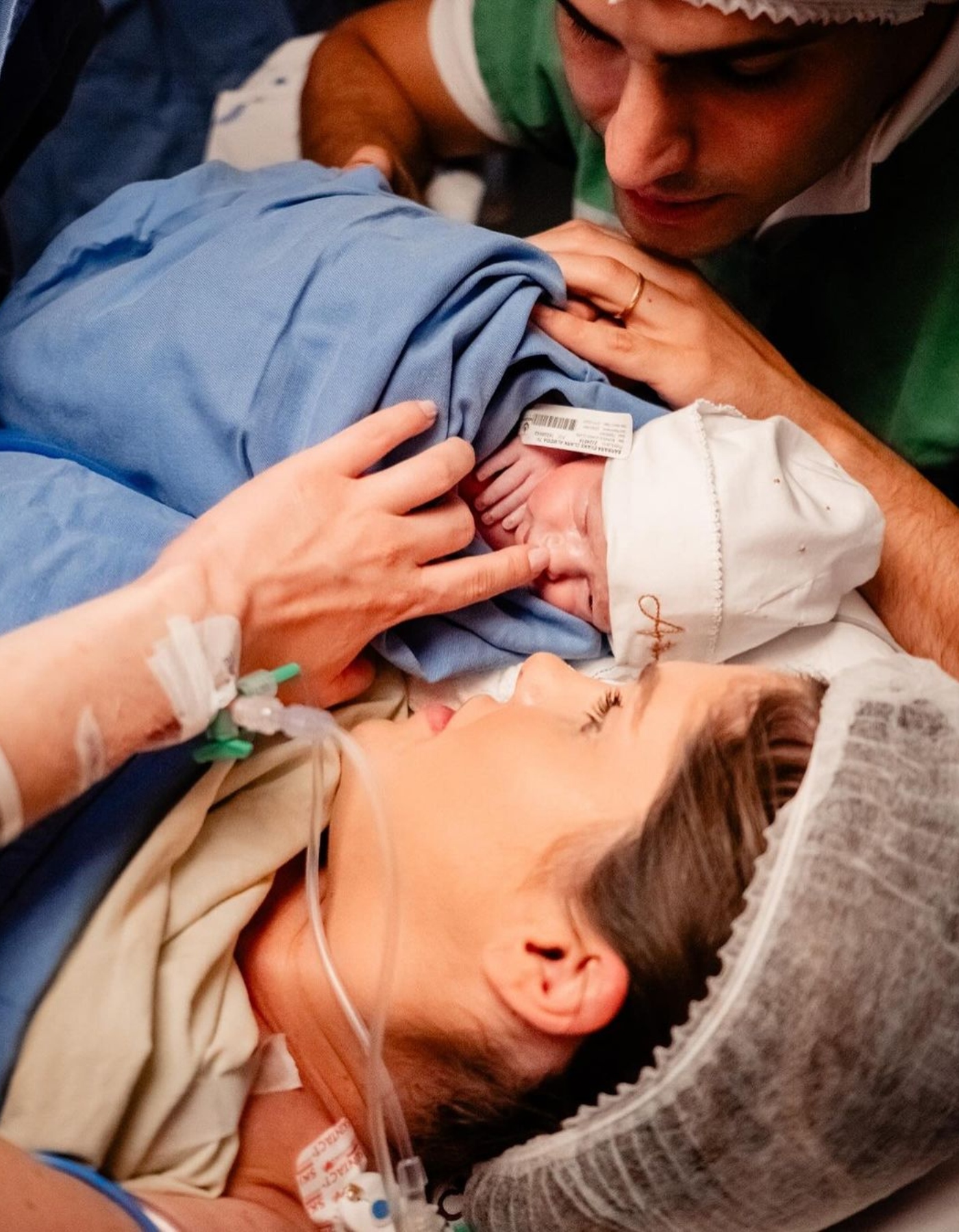 Bárbara Evans dá à luz Antônio e Álvaro