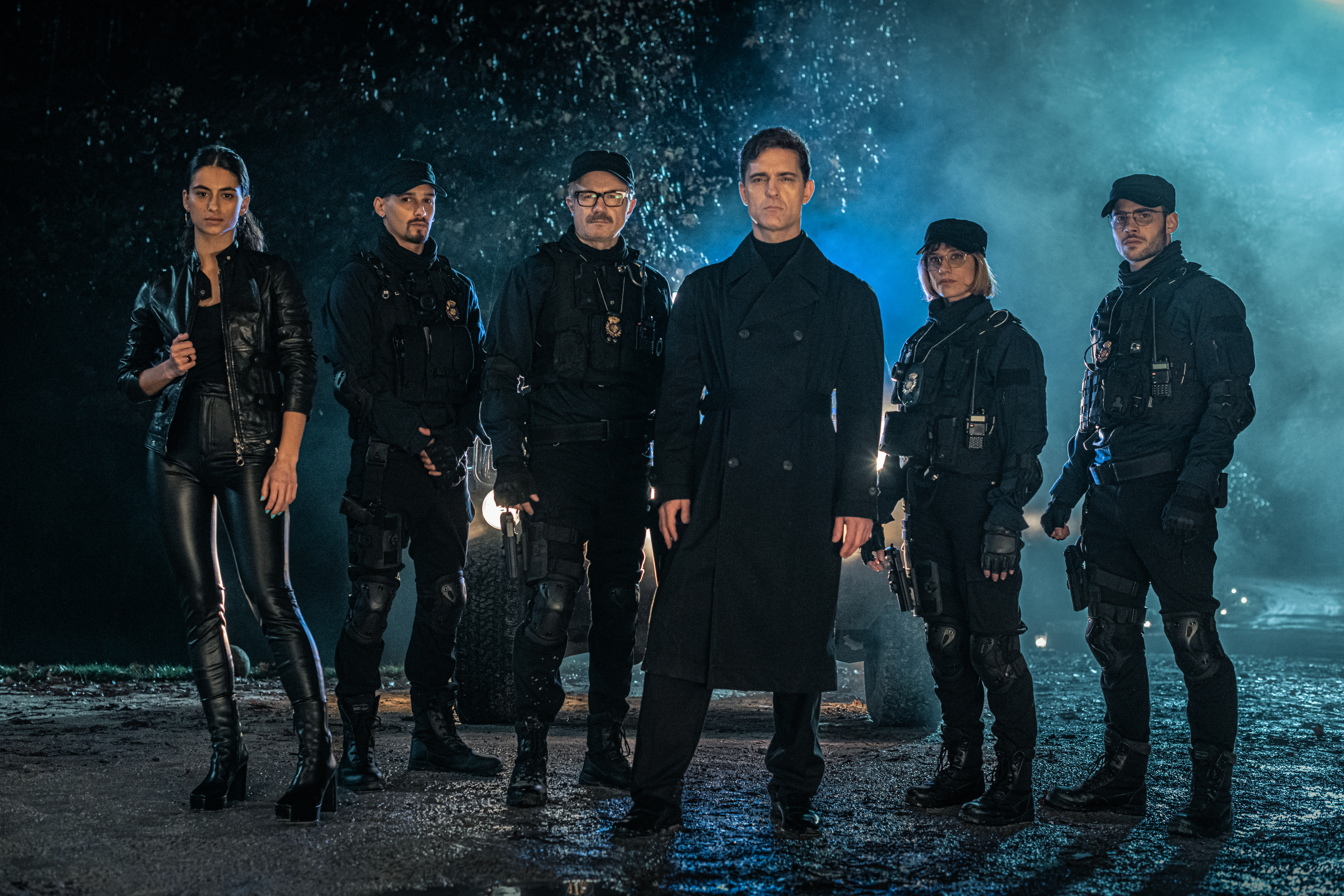 Cameron, Bruce, Damián, Berlim, Keila e Roi, interpretados por Begoña Vargas, Joel Sánchez, Tristán Ulloa, Pedro Alonso, Michelle Jenner e Julio Peña em