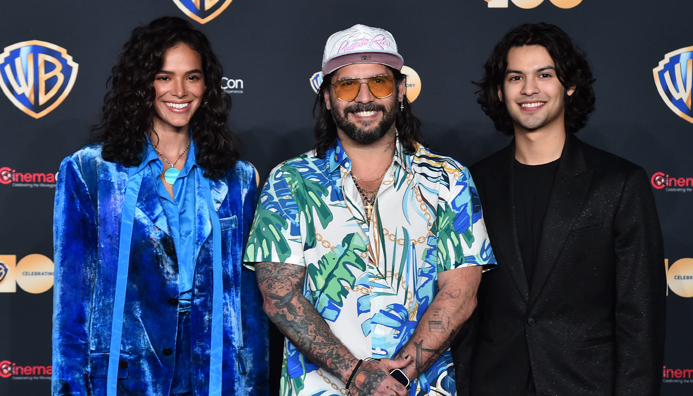 Bruna Marquezine, o diretor Angel Manuel Soto e Xolo Maridueña