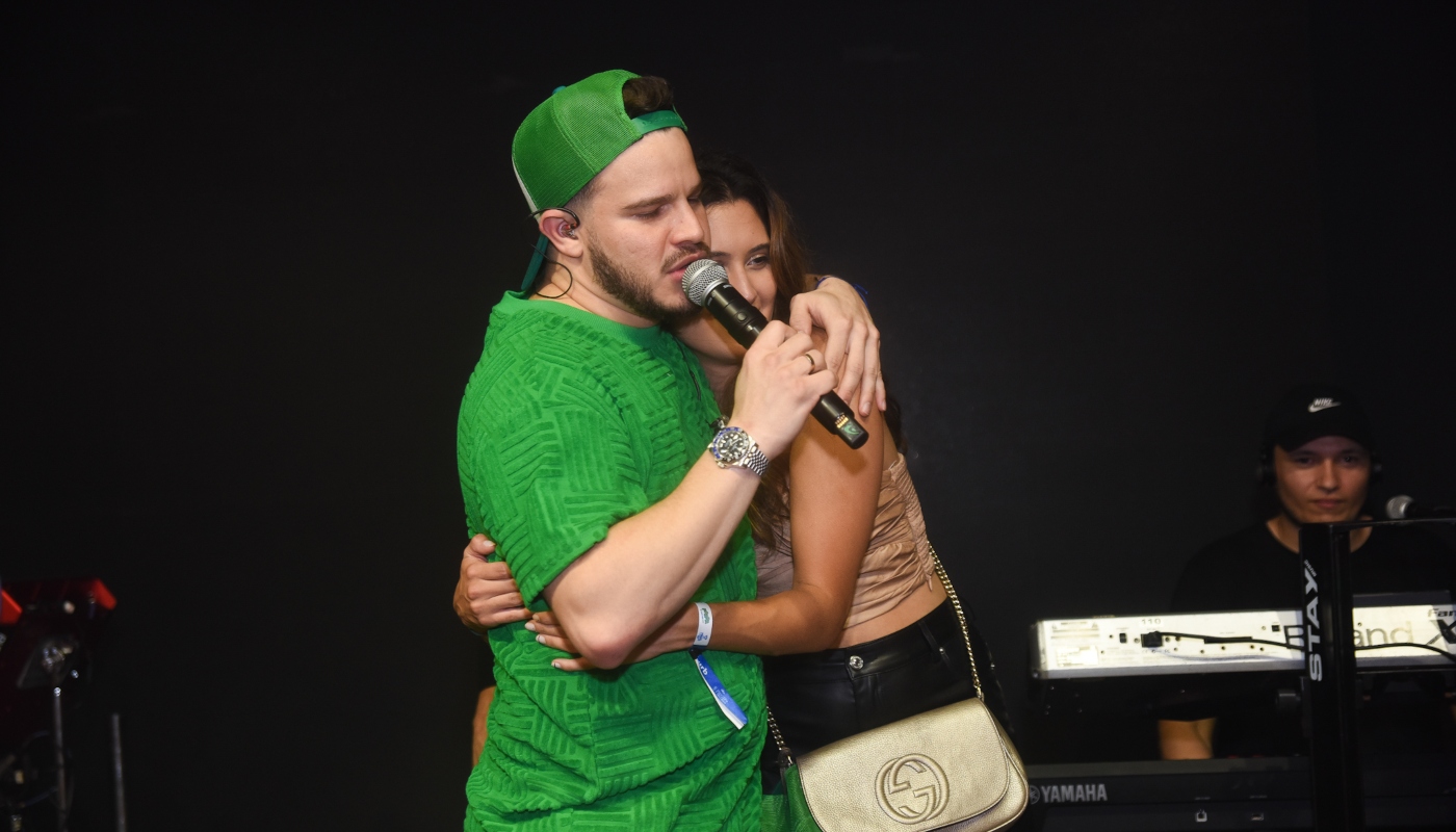 Bia Bonemer durante o show de Matheus Fernandes