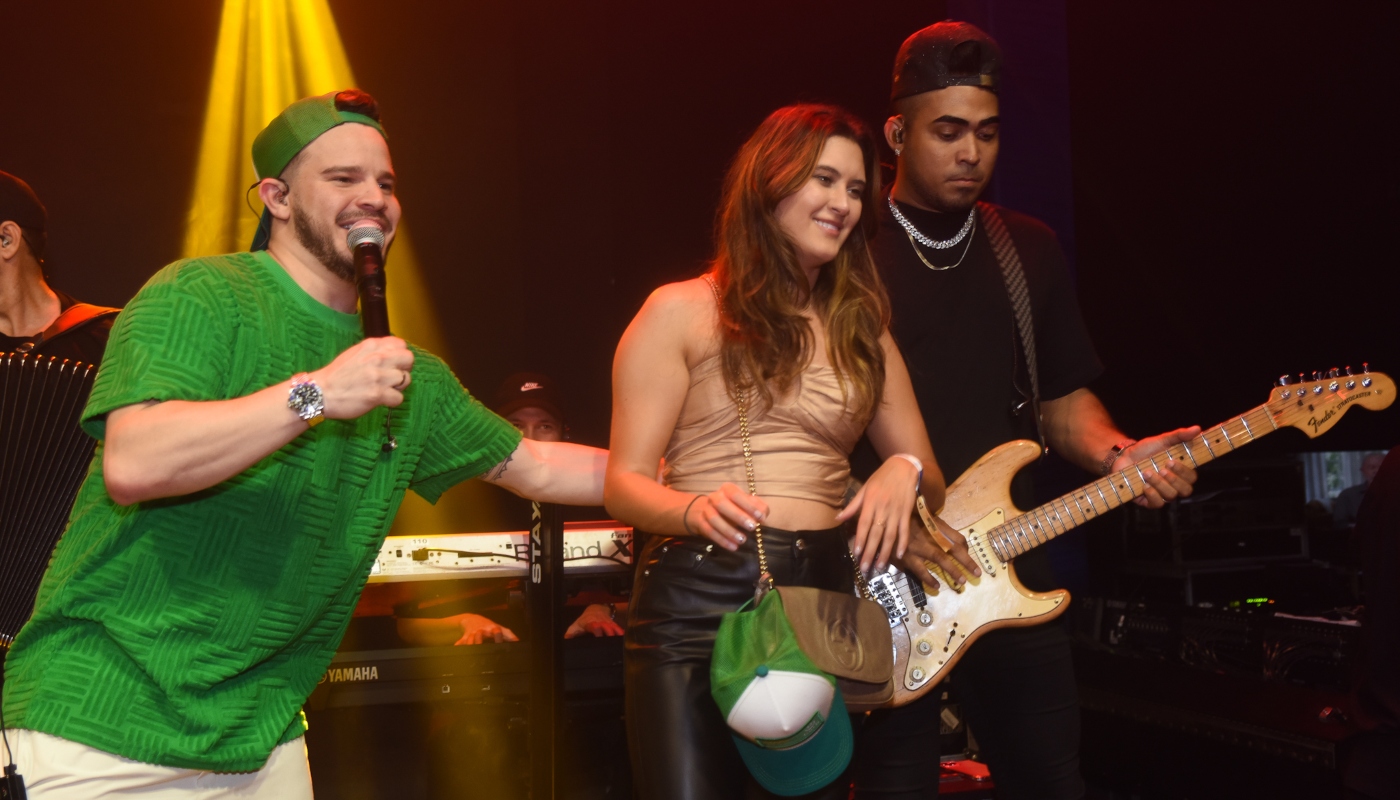 Bia Bonemer durante o show de Matheus Fernandes