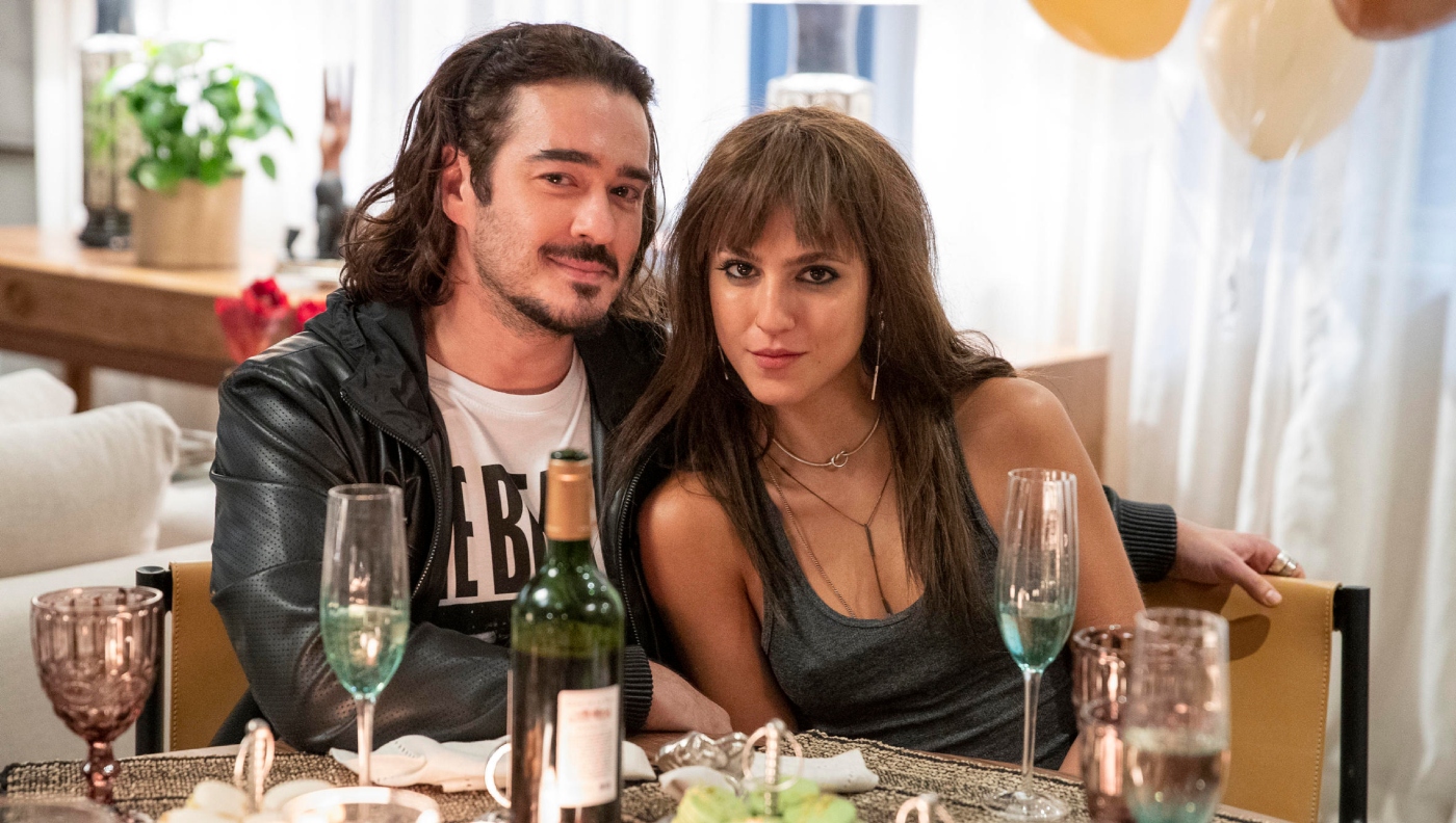 Simas (Marcos Veras) e Bia (Flora Camolese) em