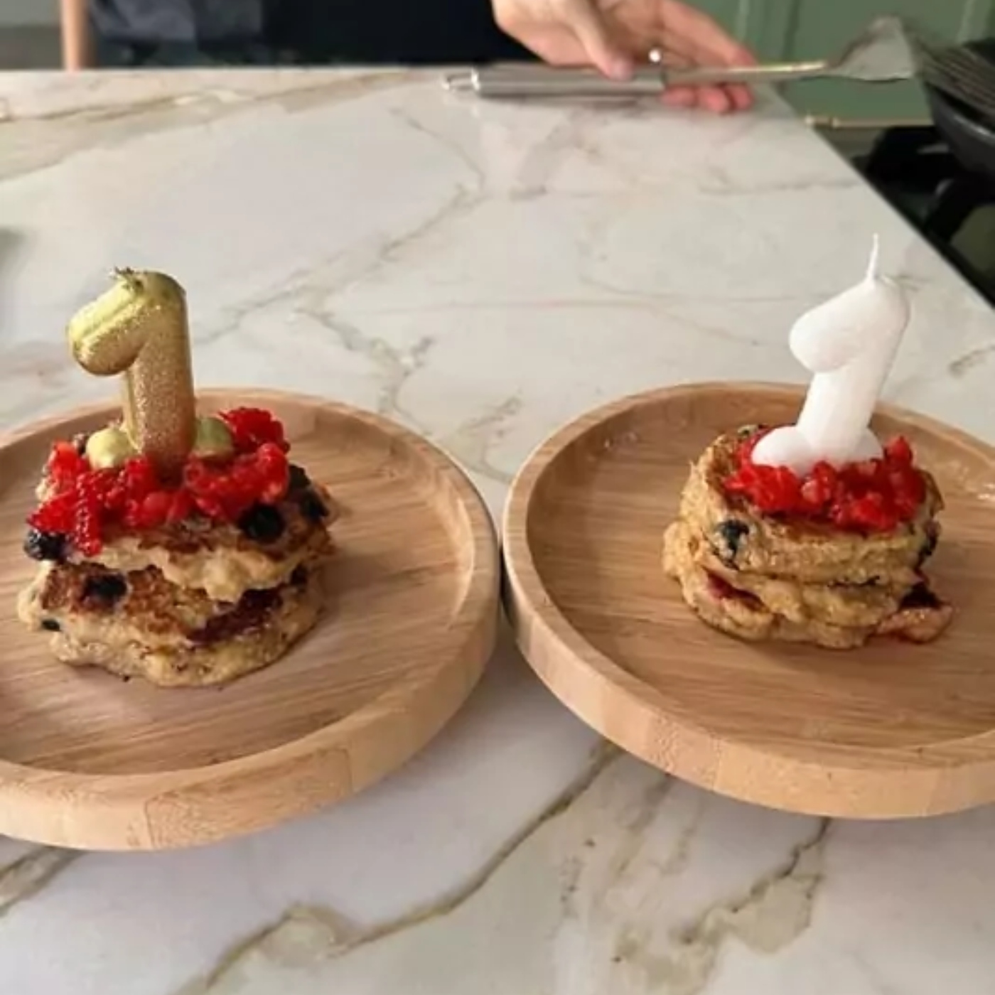 Isa Scherer prepara bolo de aniversário para os gêmeos