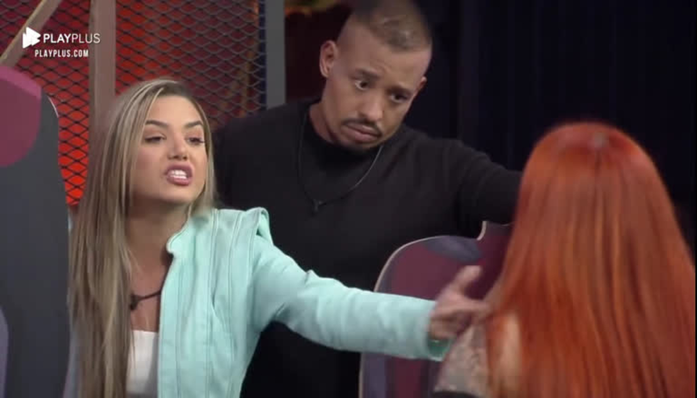 Brenda e Karol brigam feio no