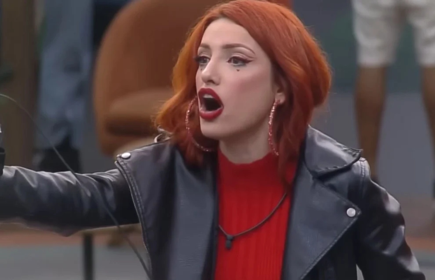 Brenda se exalta em treta no