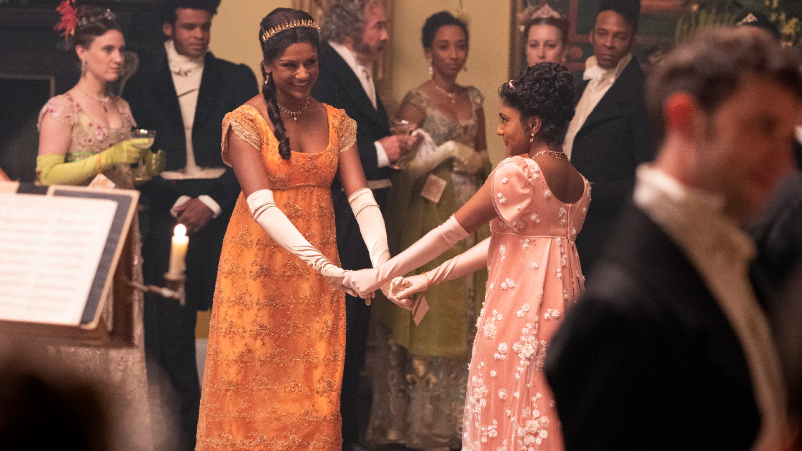 Kate (Simone Ashley) e Edwina (Charithra Chandran) em