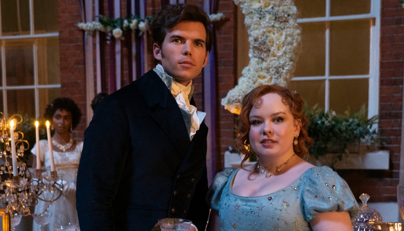 Luke Newton (Colin Bridgerton) e Nicola Coughlan (Penelope Featherington) em