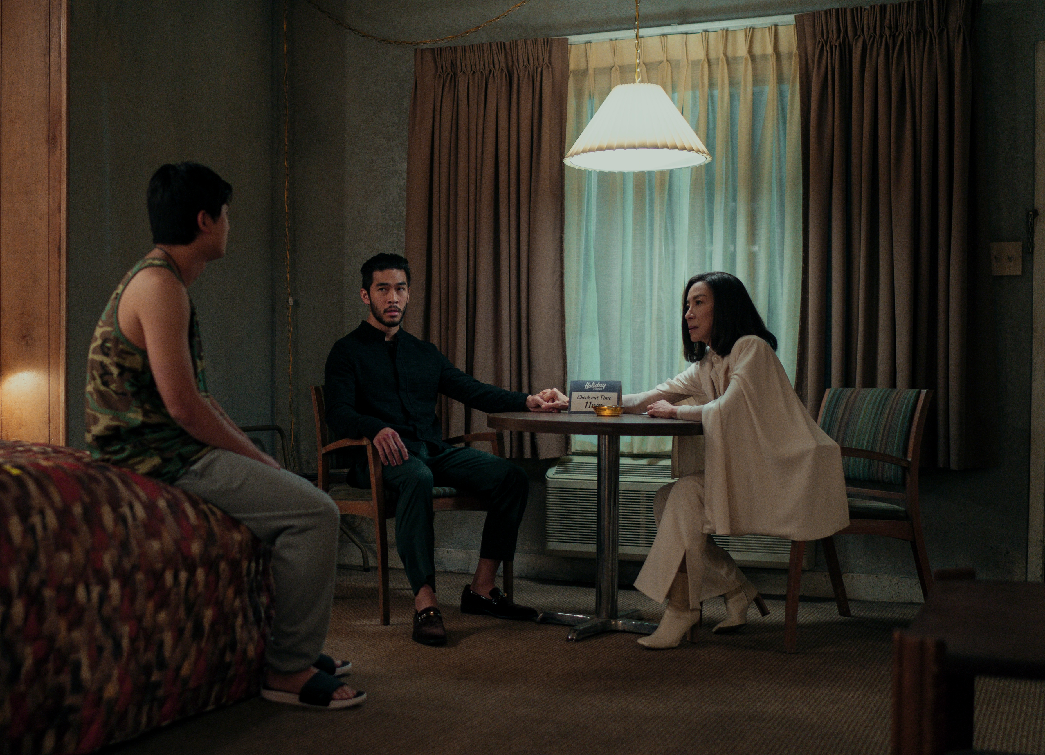 Bruce (Sam Song Li), Charles (Justin Chien) e Eileen (Michelle Yeoh) em
