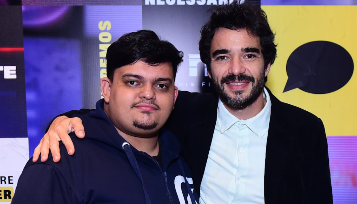 Caio Blat ao lado do filho Antônio