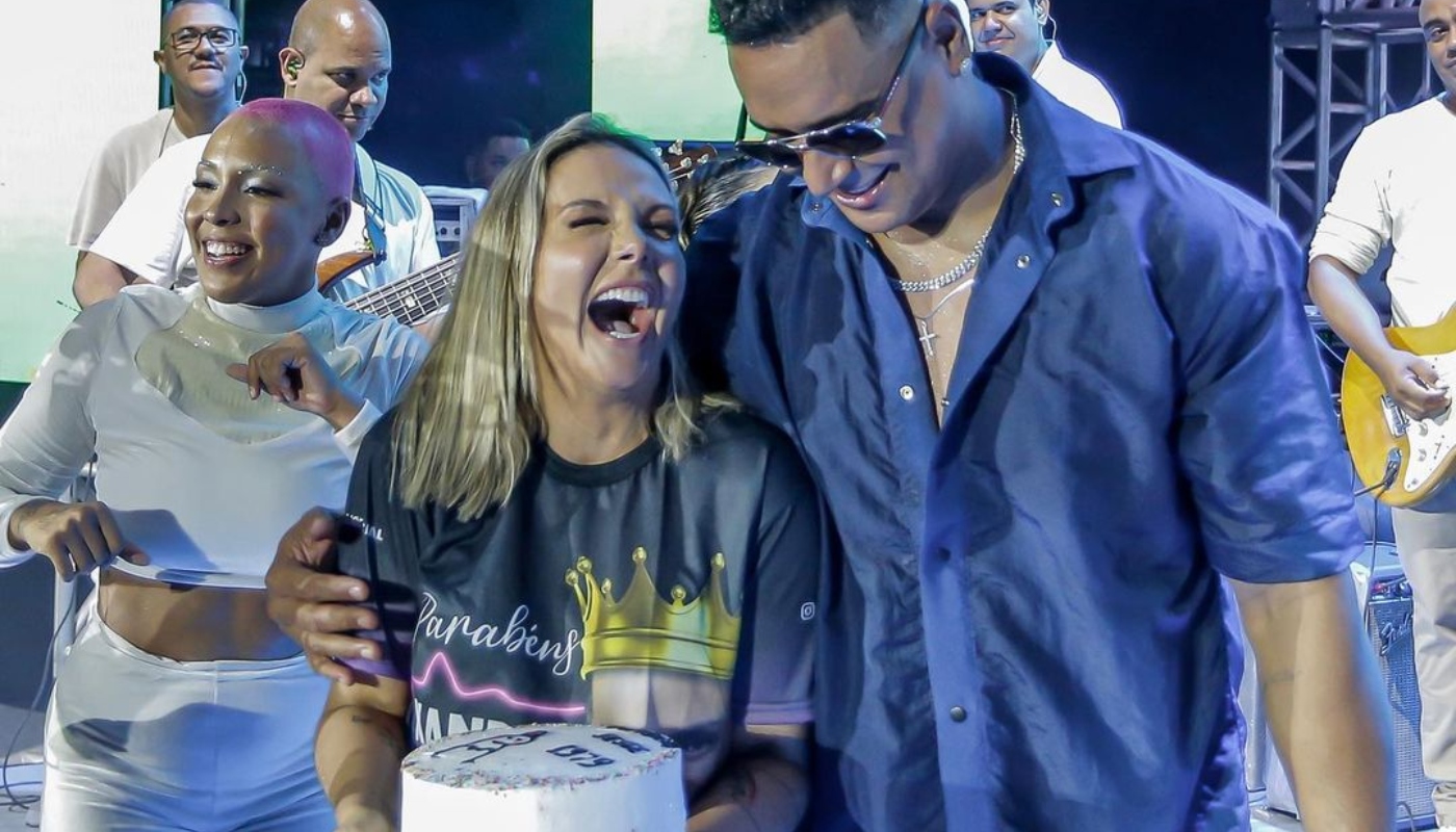 Carla Perez se diverte com bolo para Xanddy