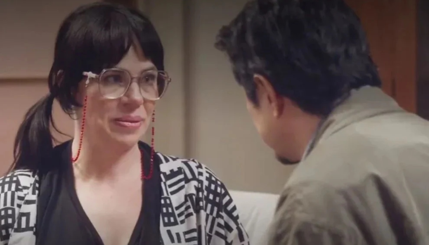 Carol (Karine Teles) e Ulisses (Chao Chen) em