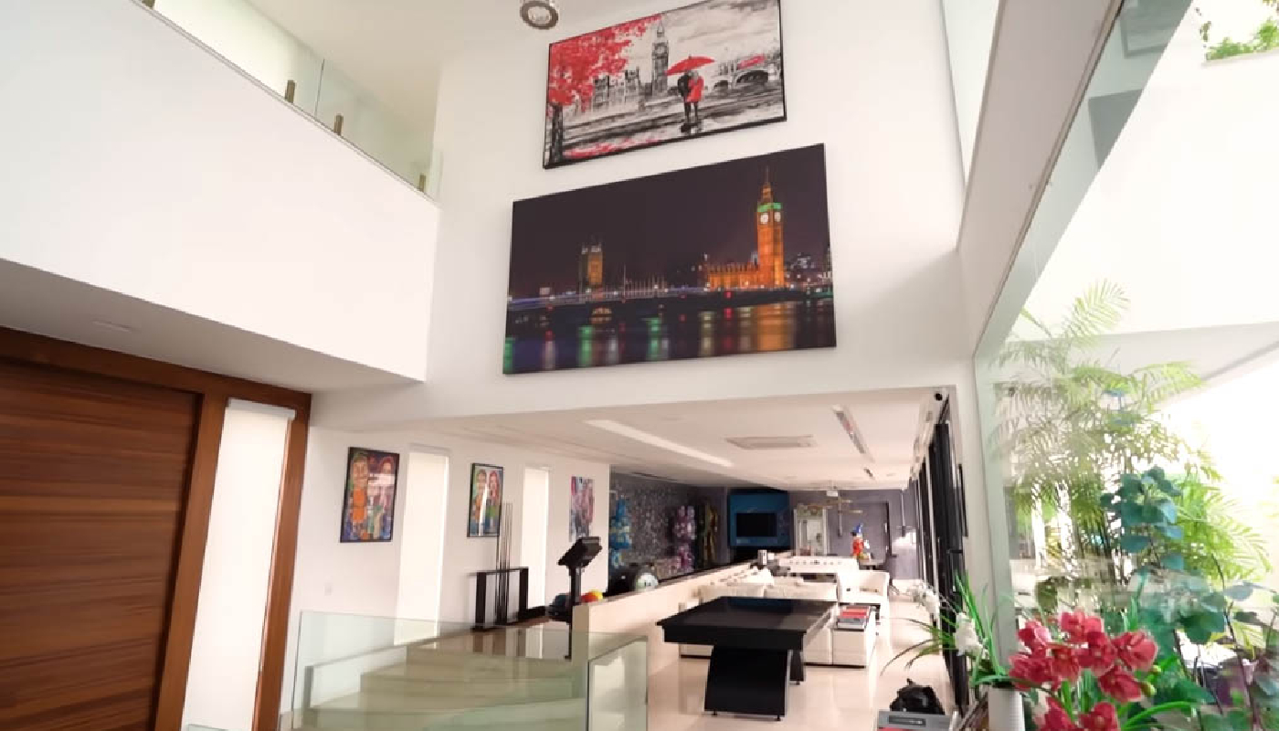 Luccas Neto fez um tour por sua mansão no Rio de Janeiro