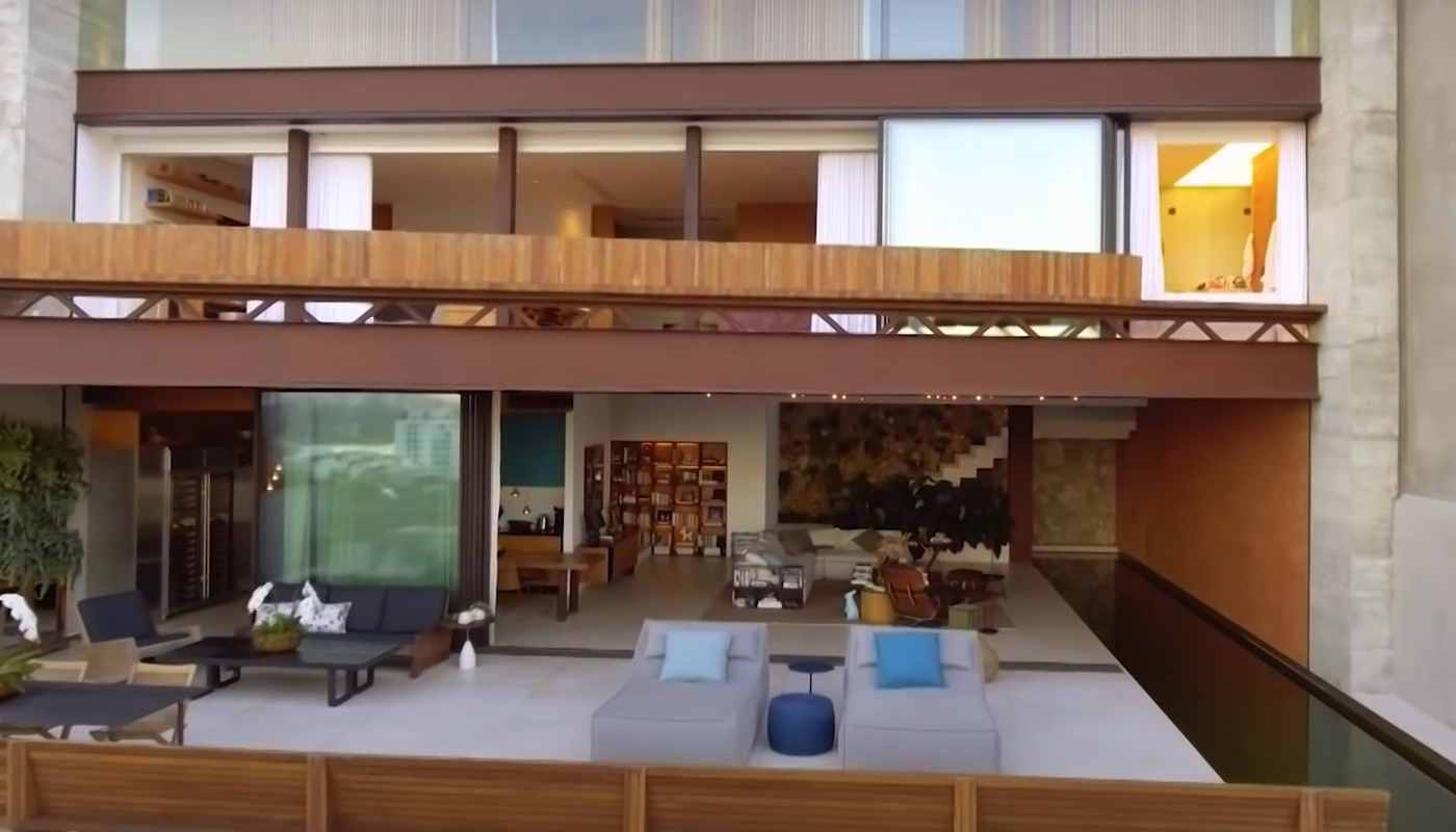 Casa de Murilo Benício vista de frente por drone, com a piscina integrada à sala-varanda