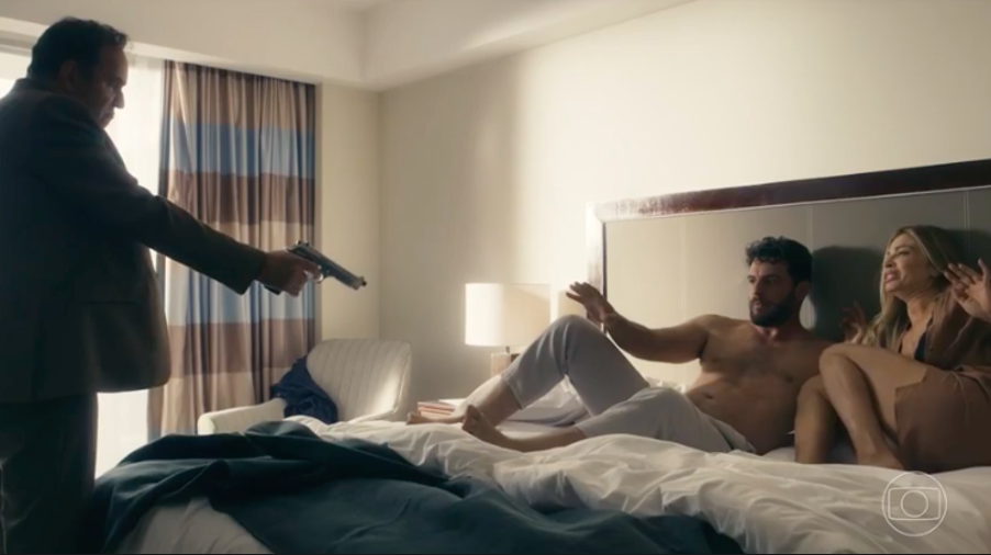 Guerra (Humberto Martins) flagra Moretti (Rodrigo Lombardi) e Débora (Grazi Massafera) juntos