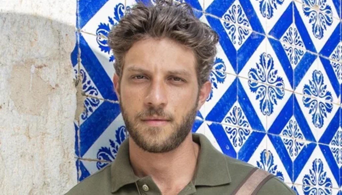 Chay Suede como Ari em