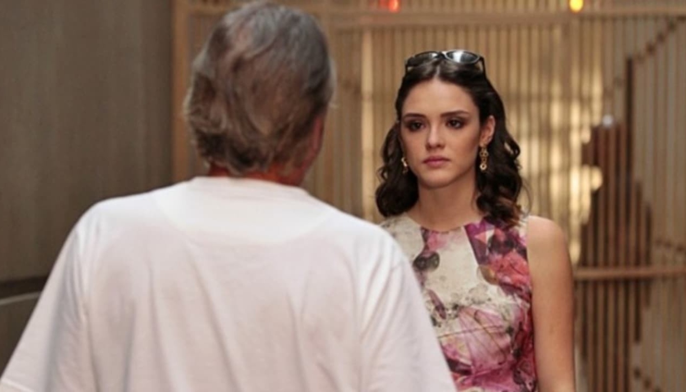 Sarmento (Tato Gabus Mendes) e Cida (Isabelle Drummond) em