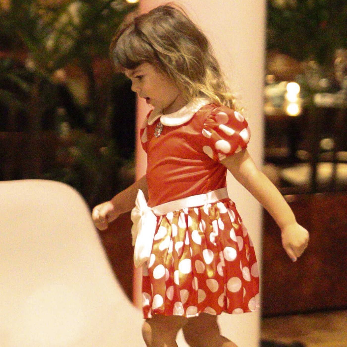 Clara Maria durante passeio ao shopping