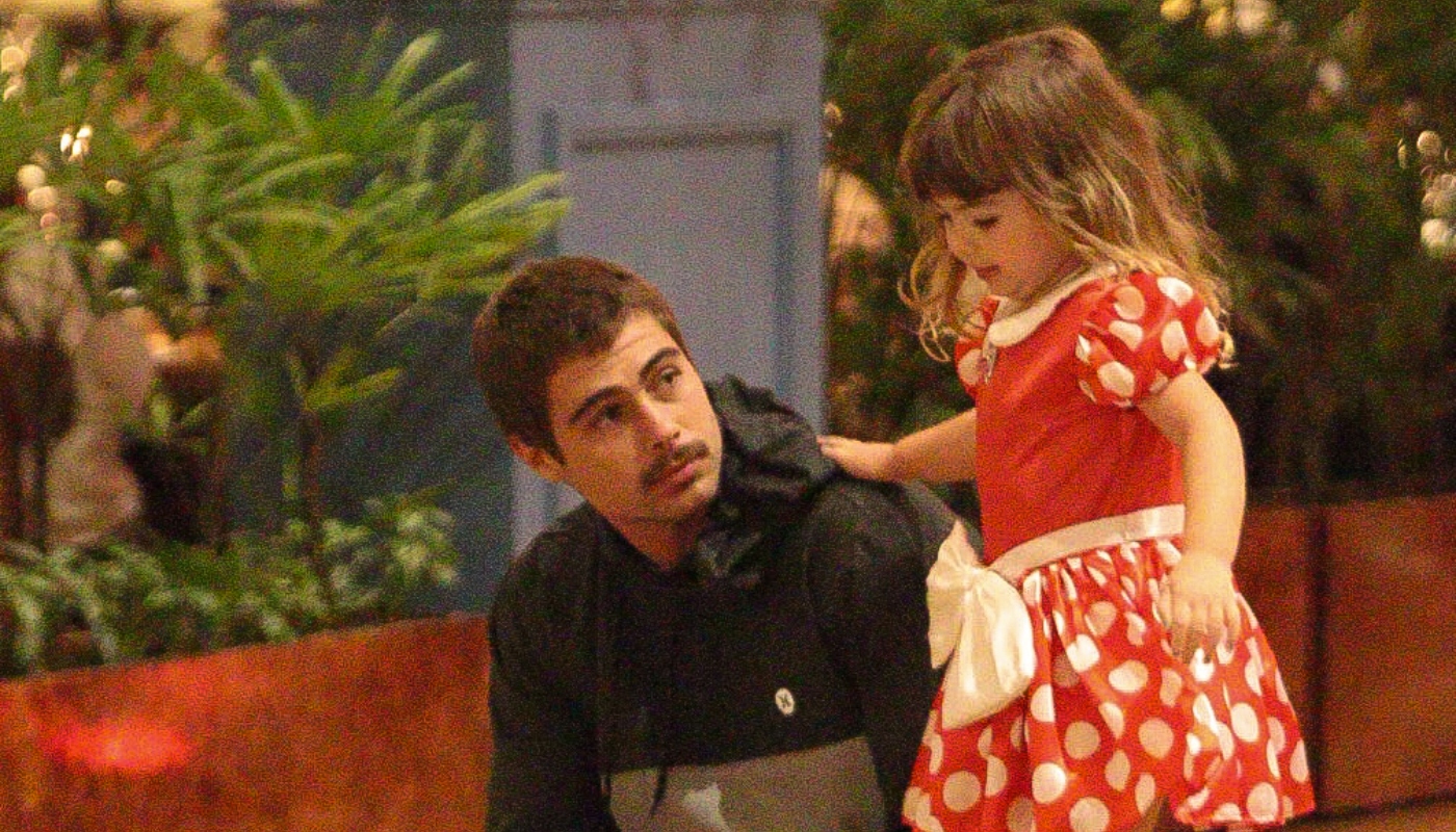 Rafa Vitti com Clara Maria durante passeio ao shopping