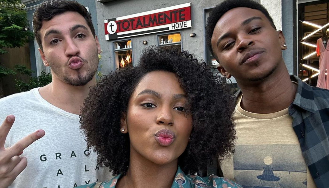 Clara Serrão ao lado dos colegas de elenco em