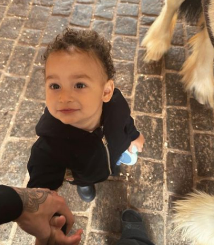 Cris, o filho de Bianca Andrade, no haras do condomínio