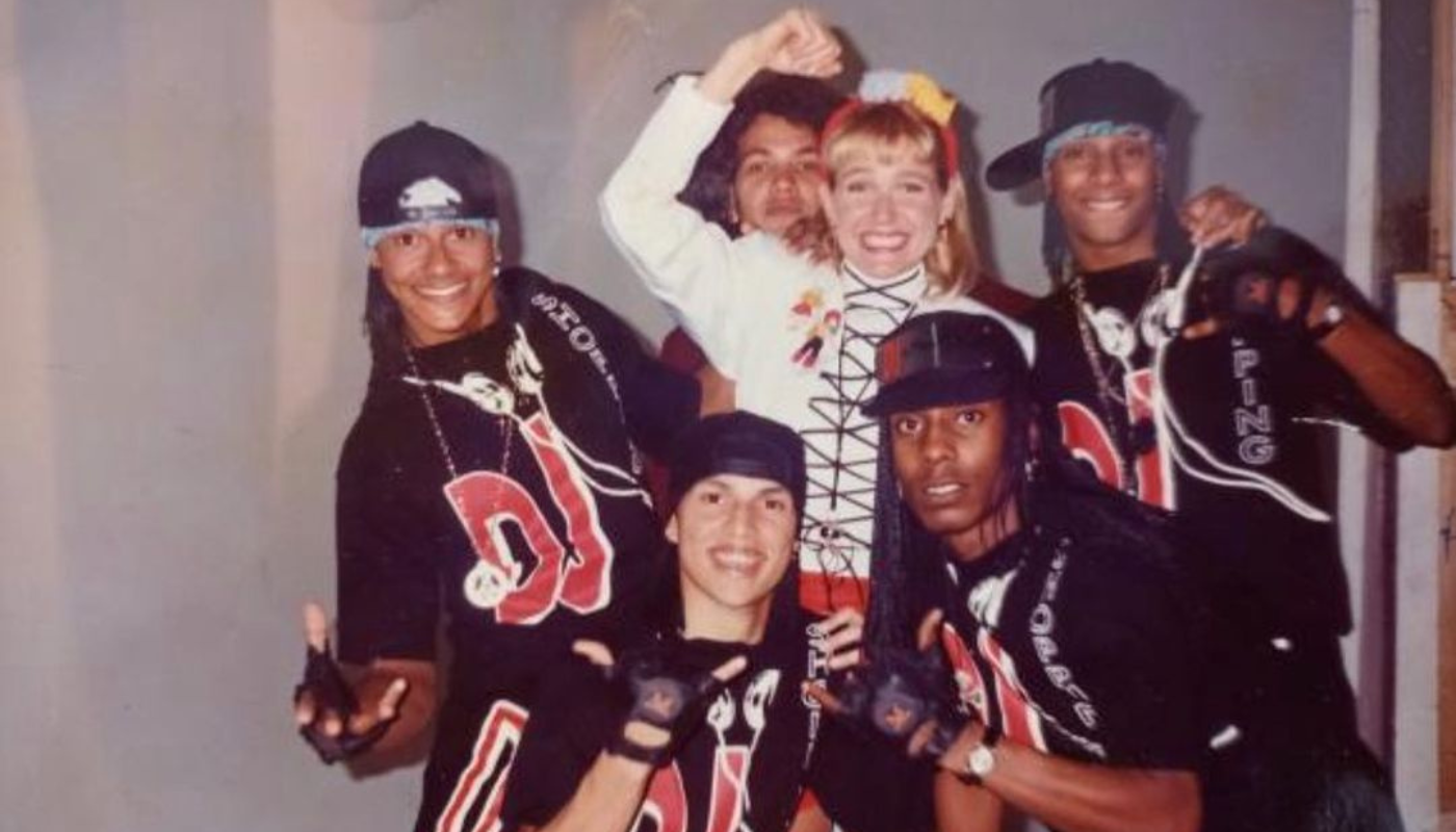 Flay e outros dançarinos do programa