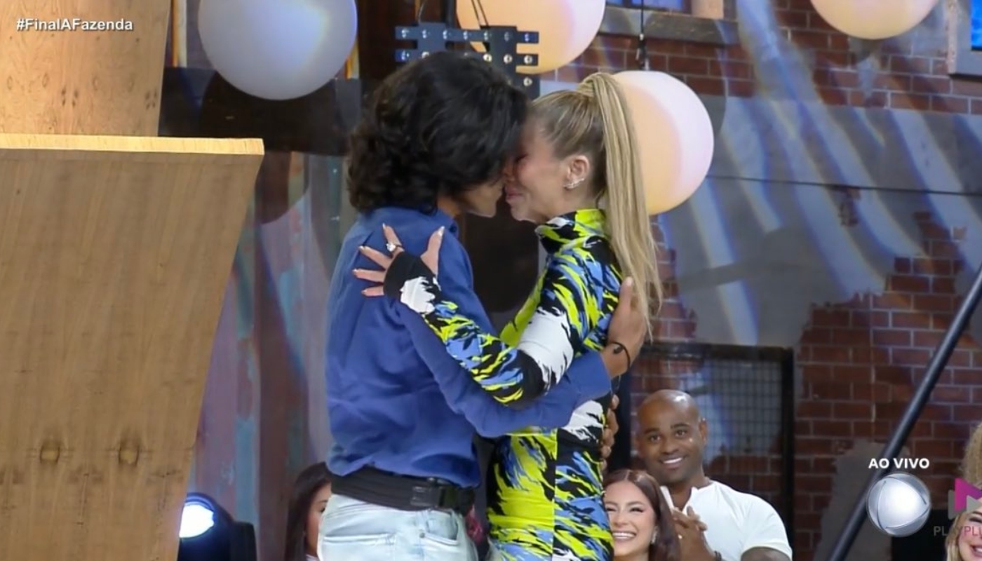 André Gonçalves e Dani Winits se beijam em