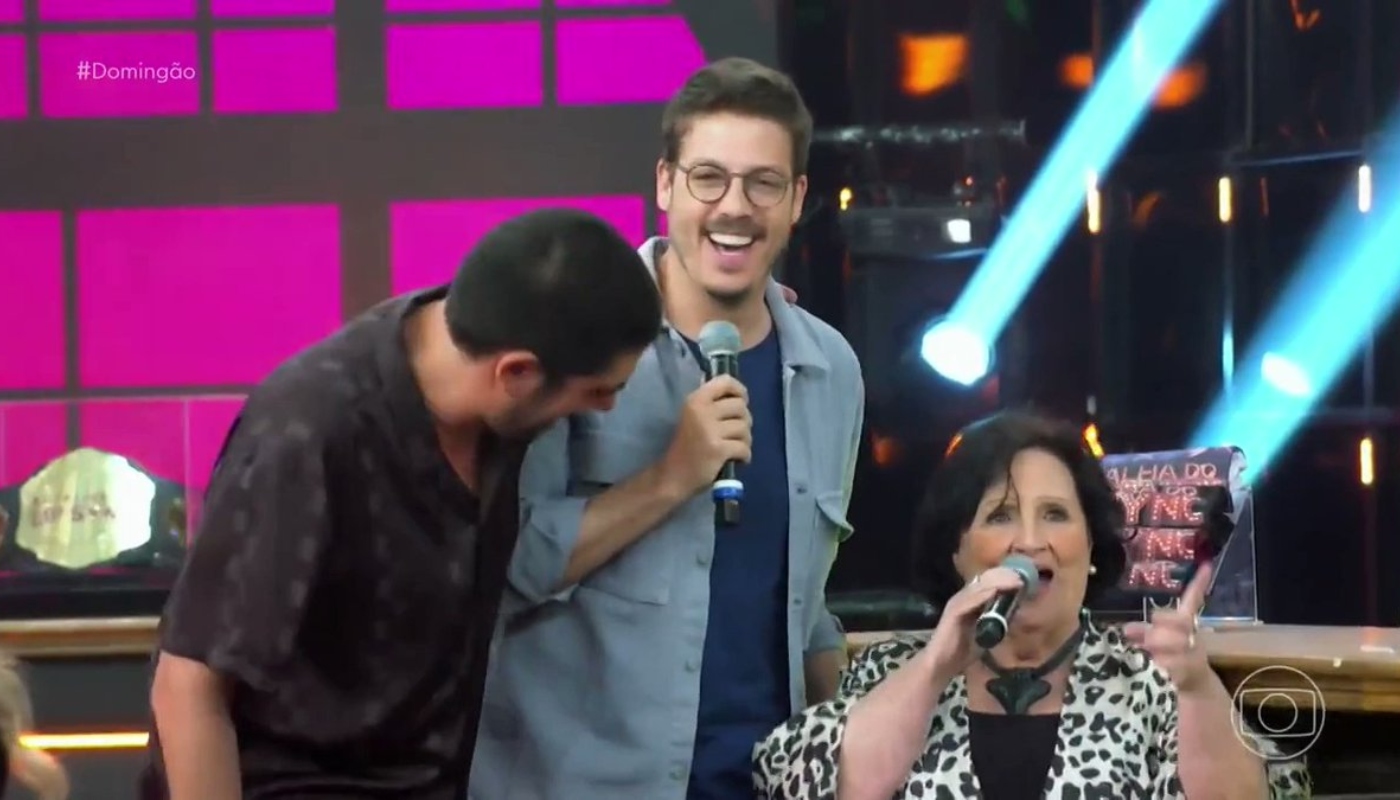 Déa Lúcia rouba a cena com cantadas no