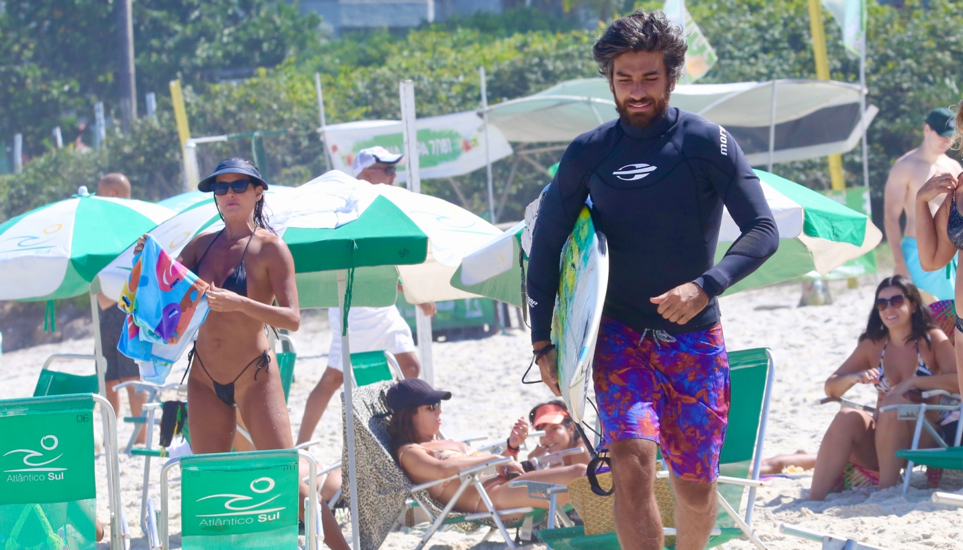 Deborah Secco e Hugo Moura curtem praia com a filha