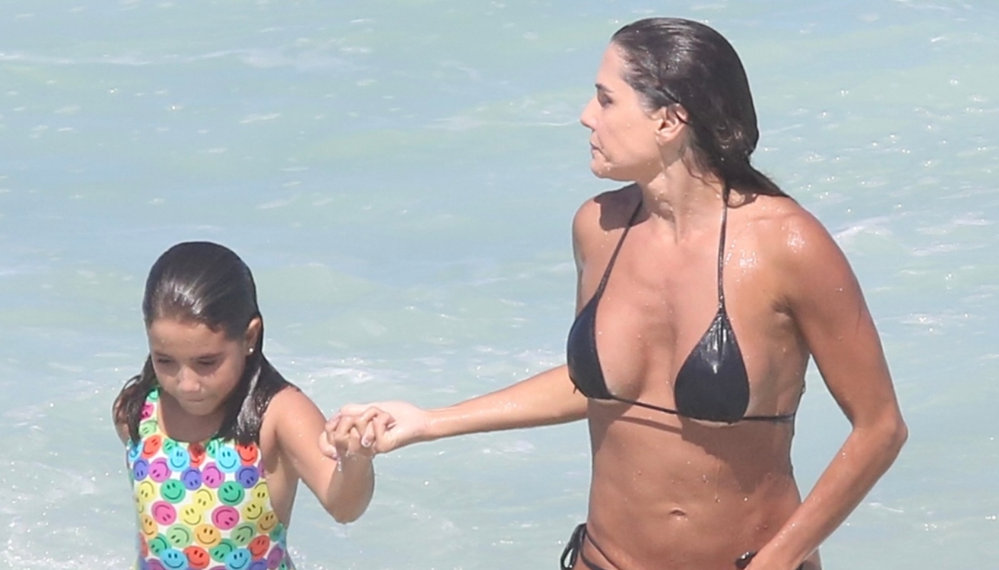 Deborah Secco com Maria Flor na praia