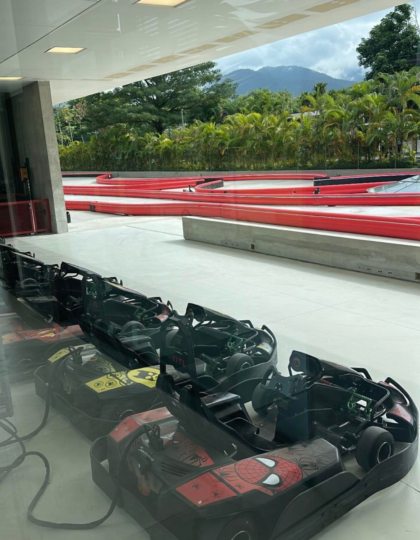 Detalhes da mansão de Neymar Jr. no Brasil