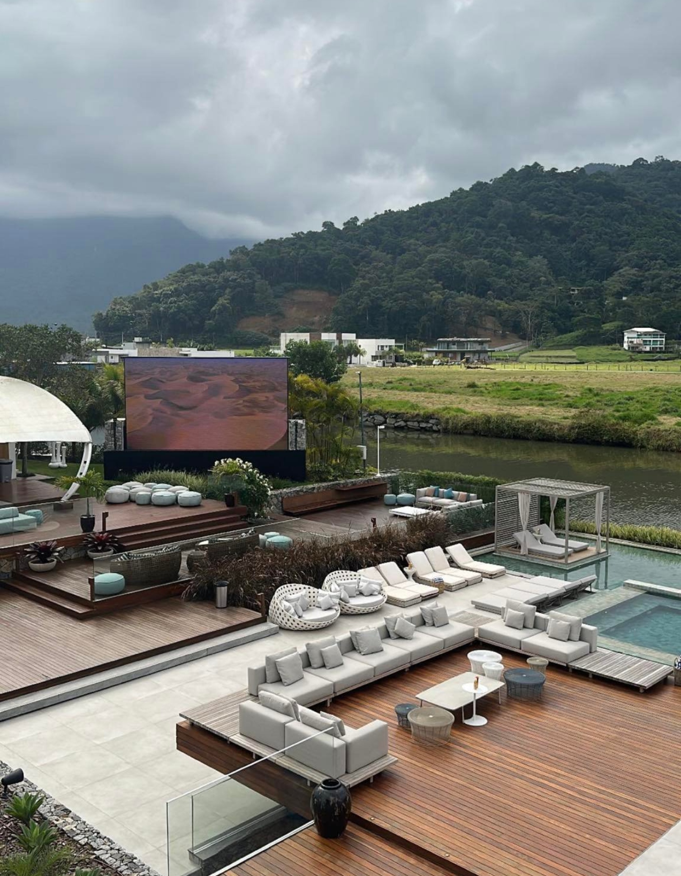 Detalhes da mansão de Neymar Jr. no Brasil