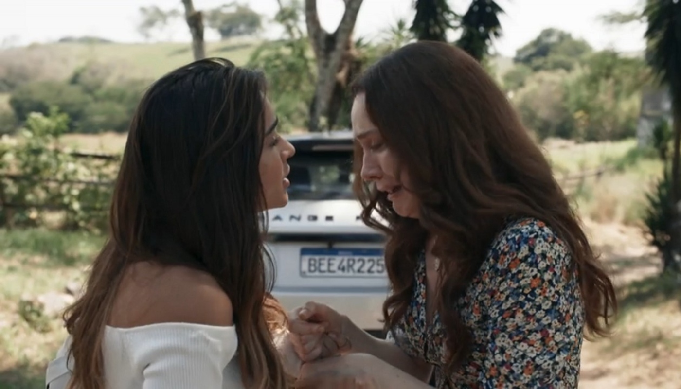 Dona Patroa (Camila Morgado) e Sandra (Giullia Buscacio) em