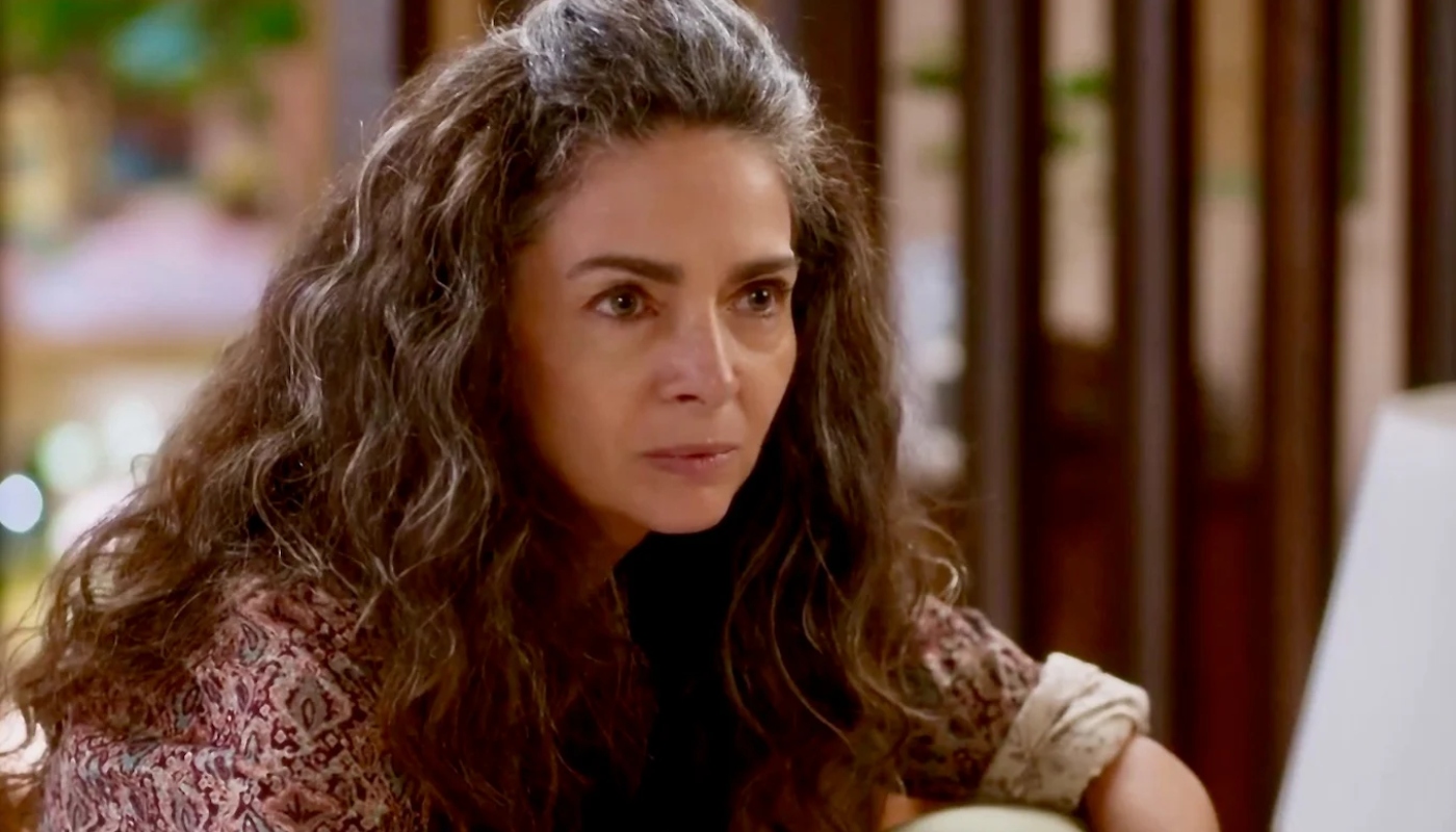 Dora (Claudia Ohana) em