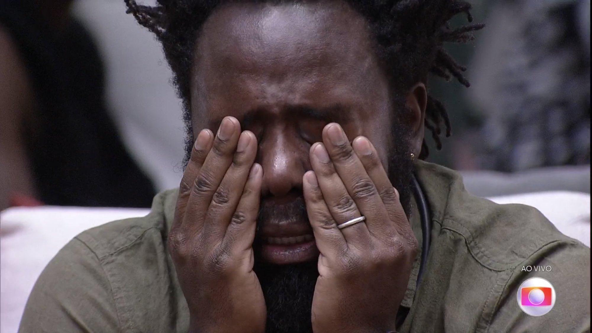 Douglas Silva chorando no BBB22.