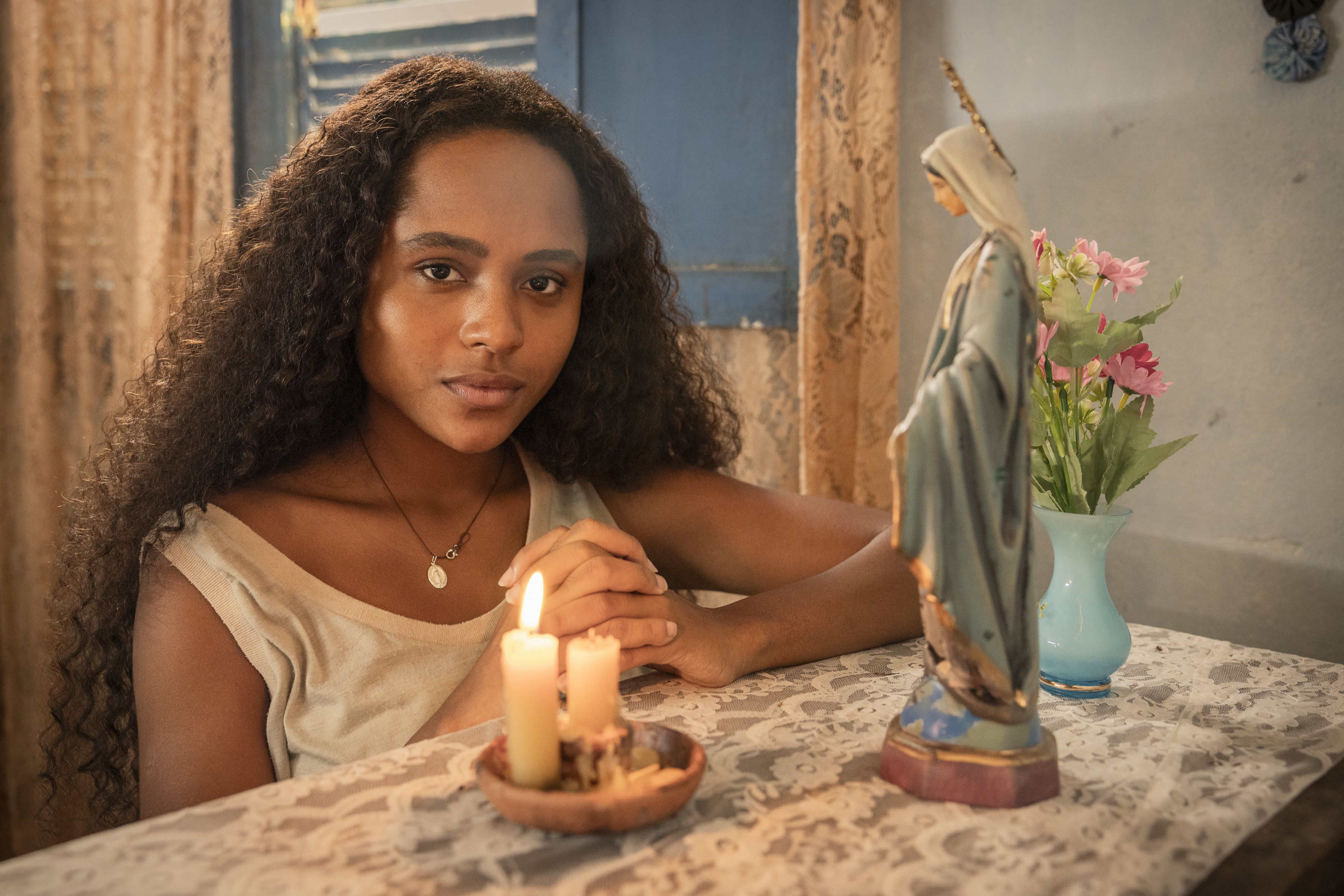 Duda Santos como Maria Santa em