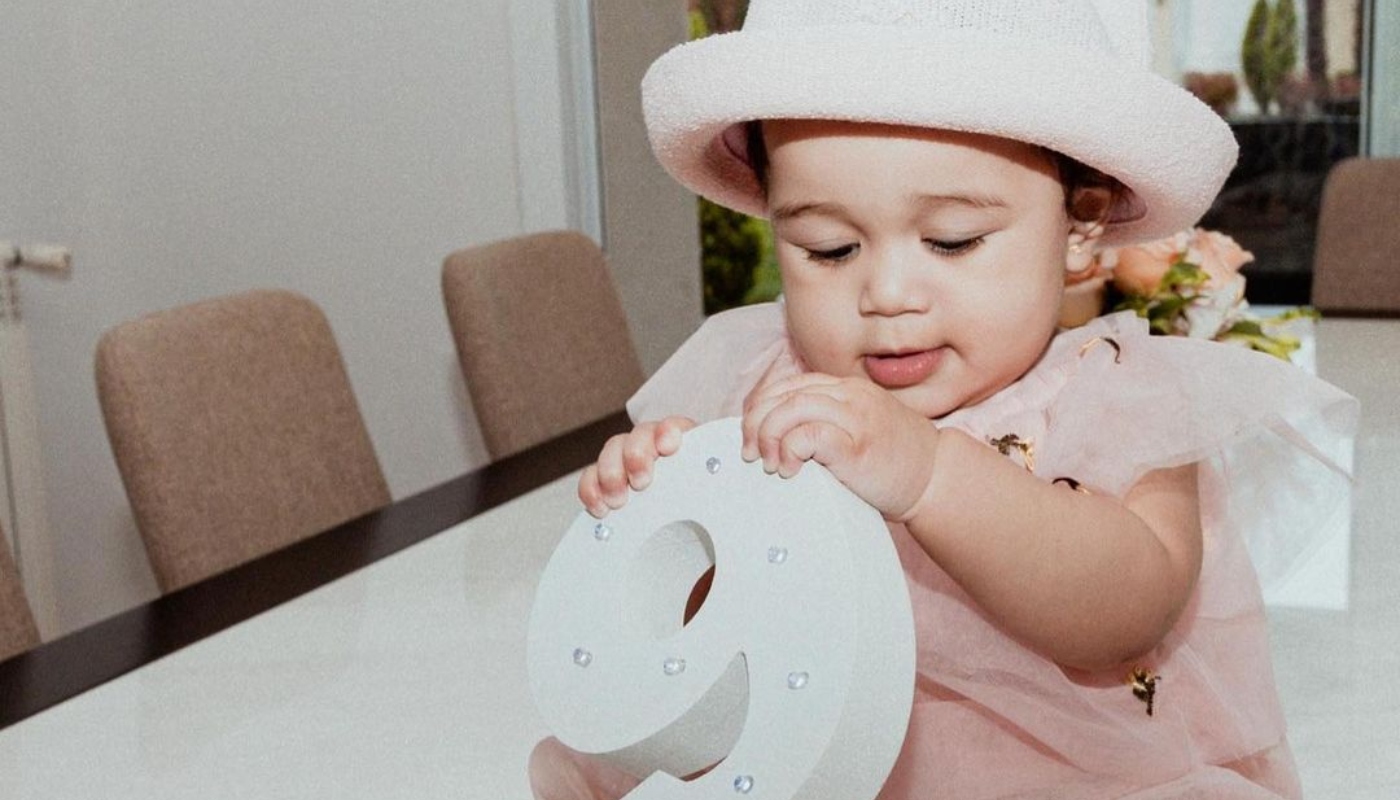 Éder Militão comemora mesversário de Cecília