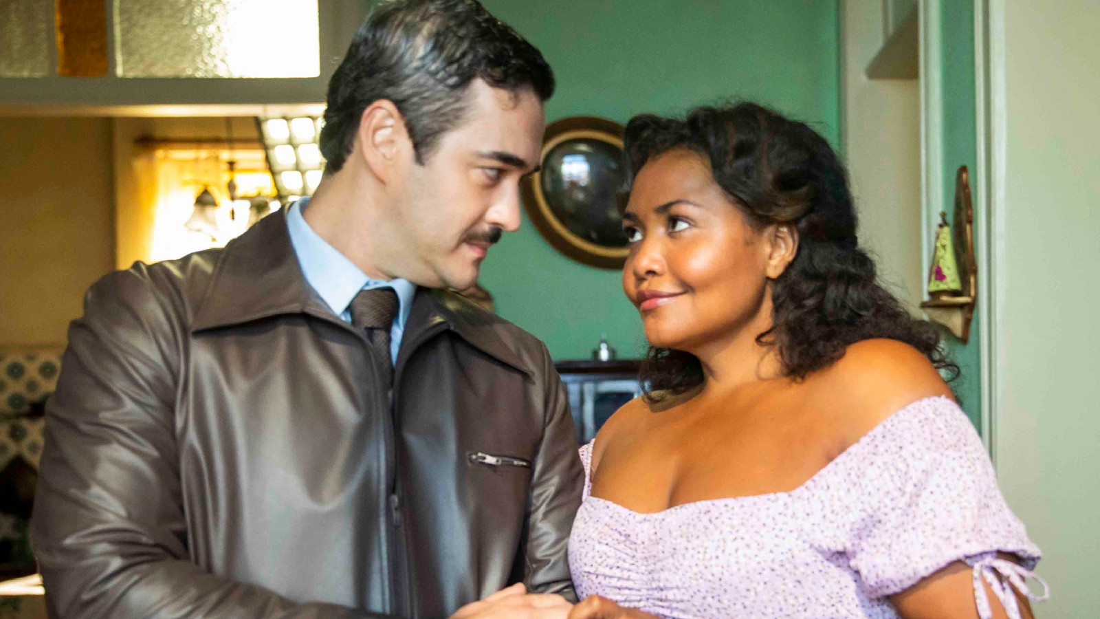 Enrico (Marcos Veras) se aproxima de Emília (Gaby Amarantos) por interesse.