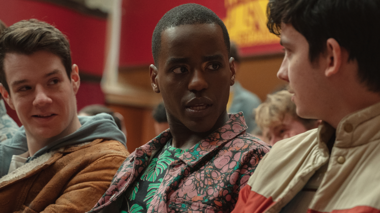 Eric (Ncuti Gatwa) e Otis (Asa Butterfield) em