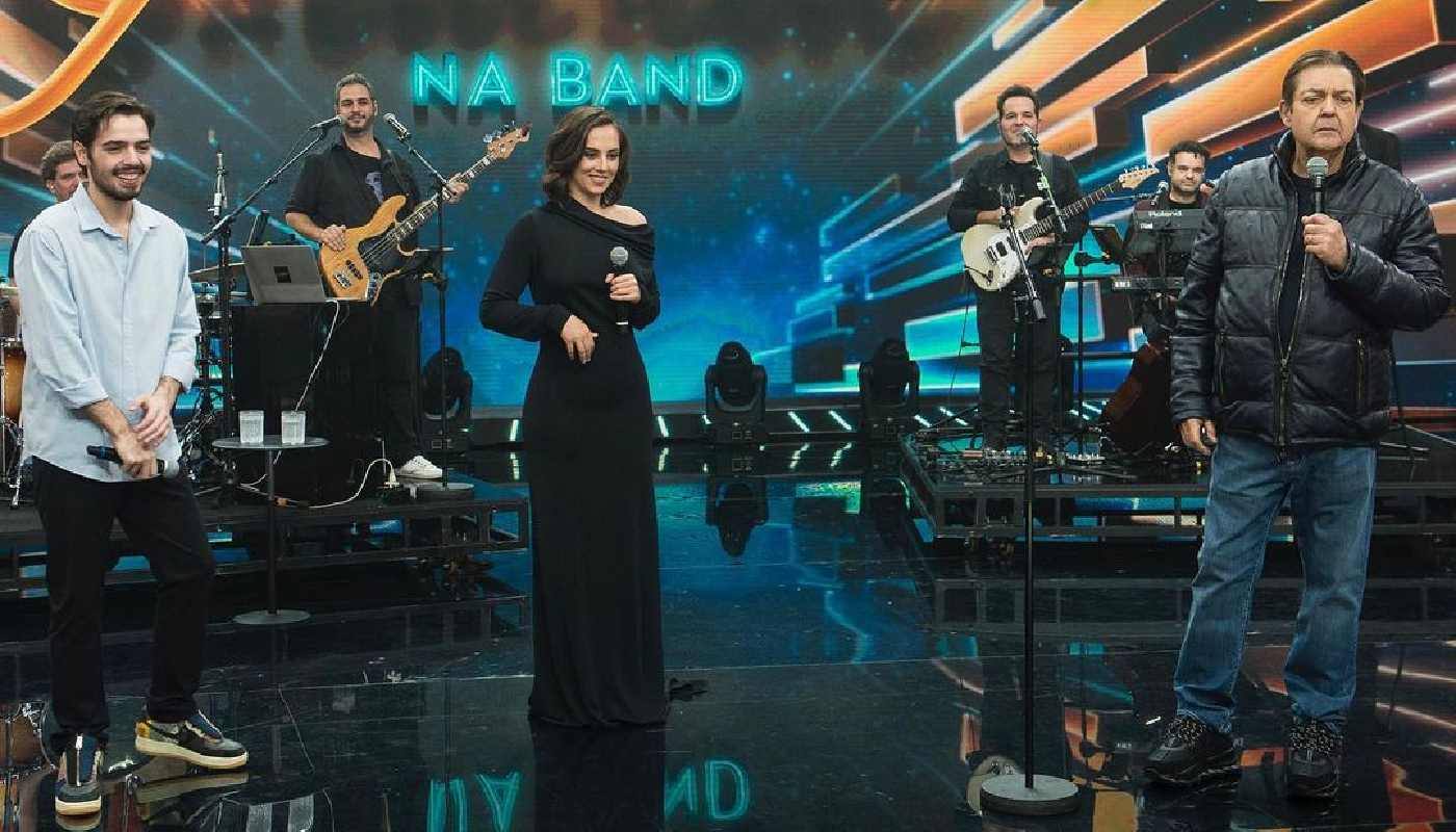 João Silva, Lara e Faustão no palco do último