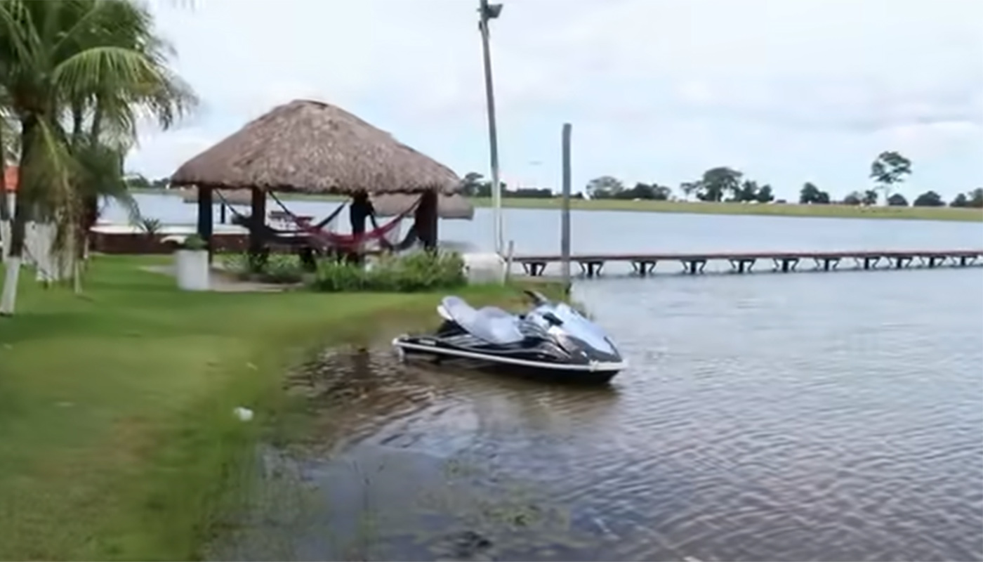 A fazenda tem um lago com quiosque e trapiche