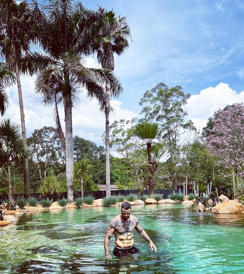 Felipe Titto na lagoa de sua mansão
