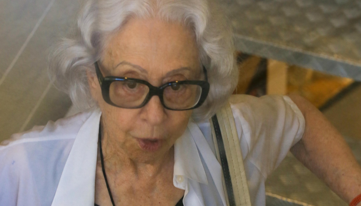 Fernanda Montenegro em passeio por shopping do RJ